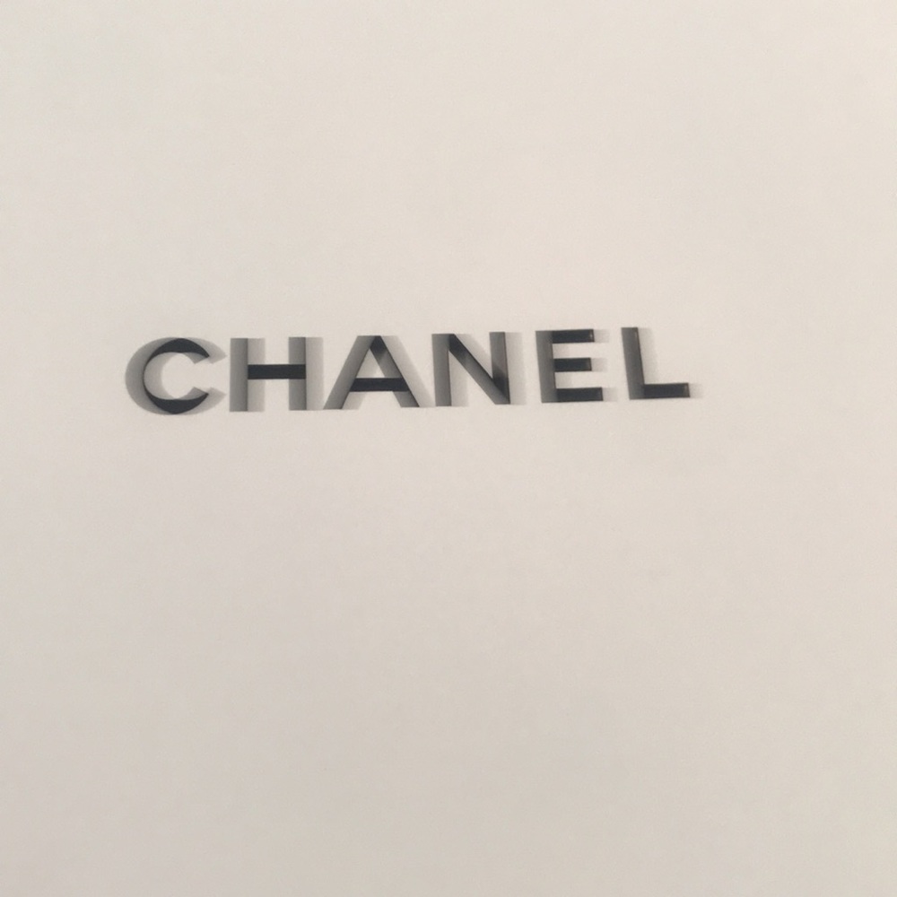 🌸NEW🌸 Chanel large gift box with tissue paper & shredded paper - Picture 3 of 15